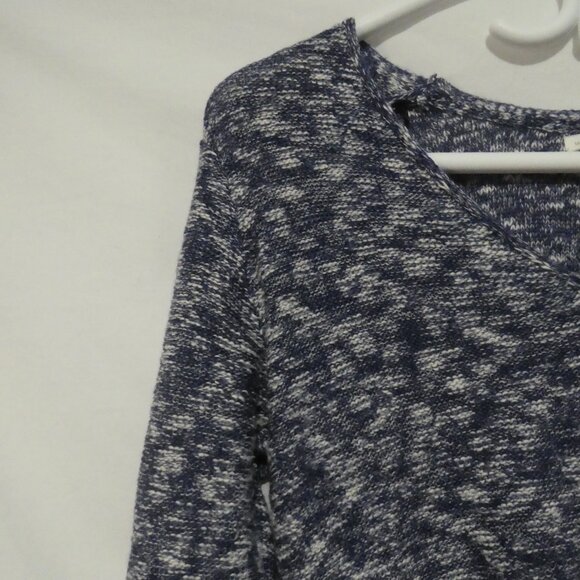H&M - Mama - Maternity | large | Blue and White Speckled V-Neck Sweater - Picture 3 of 14